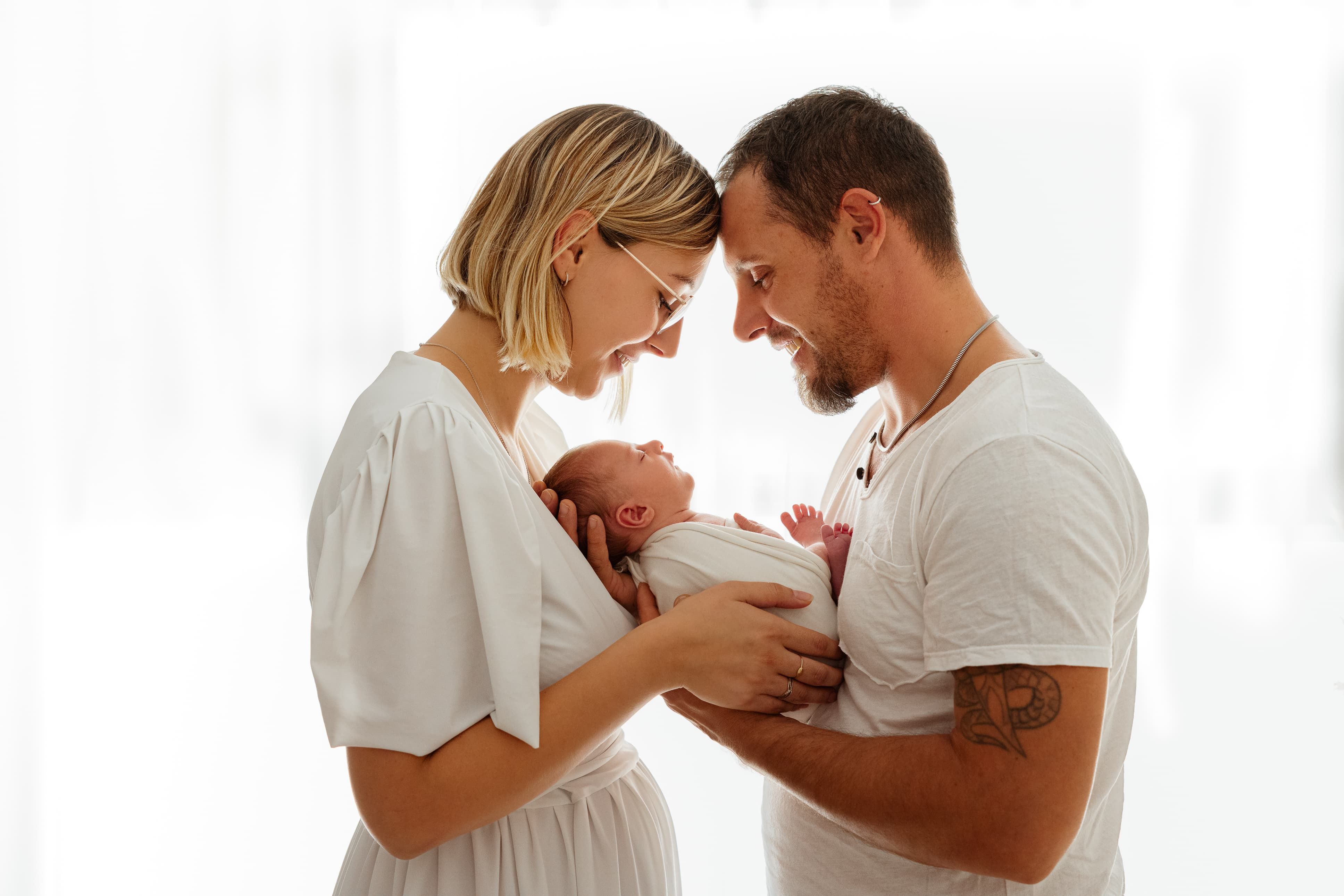 Neonato in braccio a mamma e papà